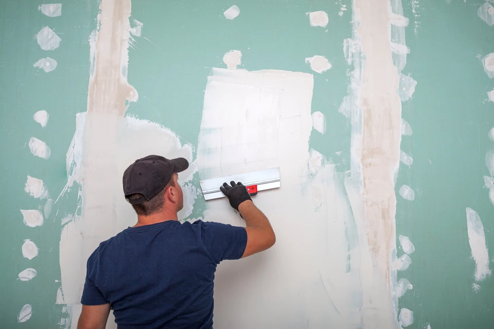 Main avec une spatule