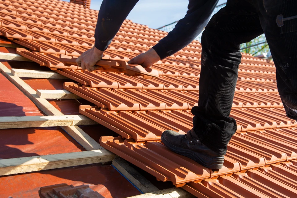 Travaux de toiture, nouvelle couverture d'un toit en tuiles