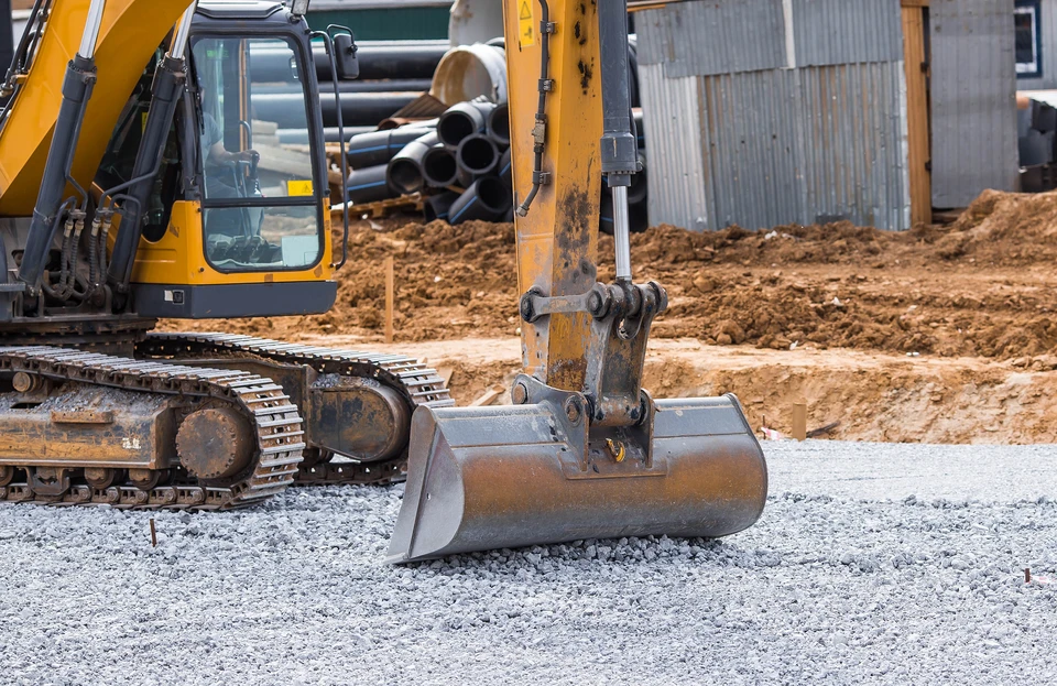 H&eacute;licopt&egrave;re militaire pos&eacute; sur h&eacute;liport au coucher du soleil, silhouett&eacute; contre ciel dor&eacute;