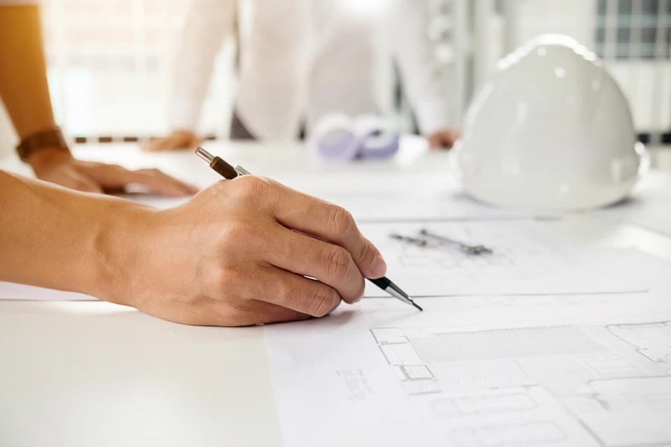 Espace de stockage ext&eacute;rieur avec nombreux big bags blancs aux sangles bleues dispos&eacute;s sur palettes en bois