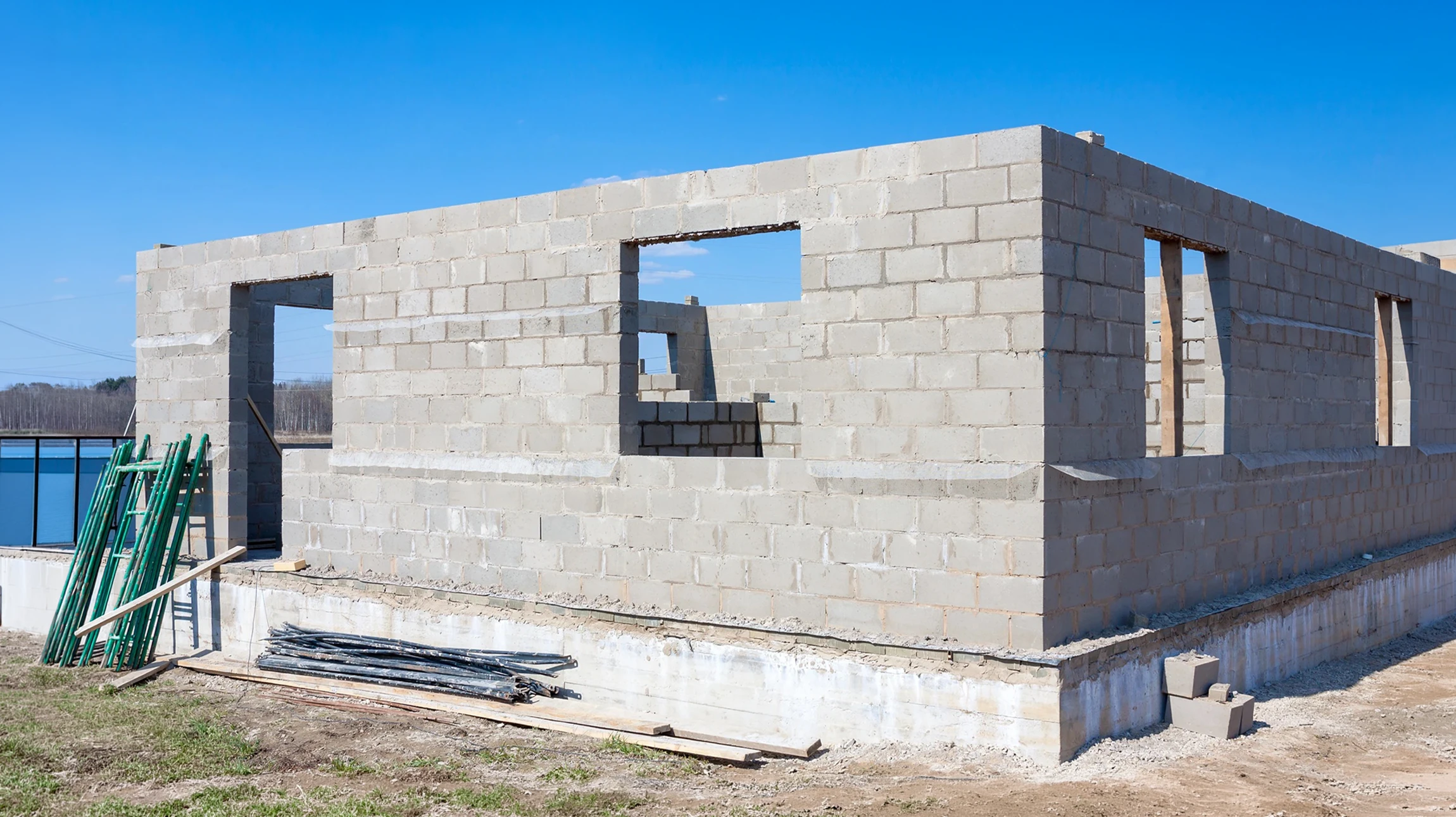 Façade de bâtiment historique en briques rouges avec échafaudage métallique pour travaux de rénovation